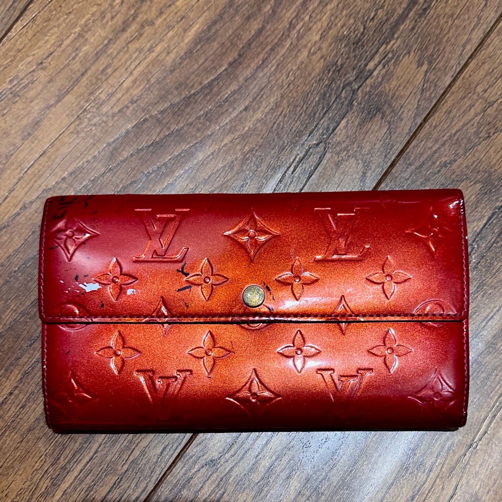 Authentic Louis Vuitton Vernis Sarah Wallet Pomme D'amour. Color: Red